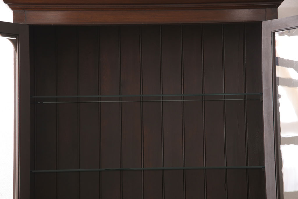 【セミオーダー家具実例】イギリスアンティークのカップボードをリメイク!木製棚板をガラス棚板に交換し、照明を取り付け。下段は棚板と背板を取り外しました。お酒が映えるおしゃれなバーキャビネットに。(カップボード、陳列棚)