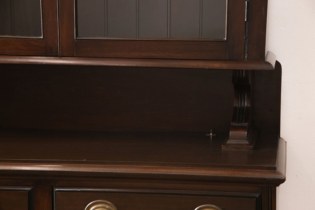 【セミオーダー家具実例】イギリスアンティークのカップボードをリメイク!木製棚板をガラス棚板に交換し、照明を取り付け。下段は棚板と背板を取り外しました。お酒が映えるおしゃれなバーキャビネットに。(カップボード、陳列棚)
