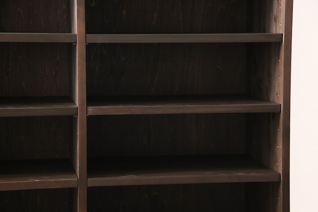 【オーダー家具実例】本棚をオーダーメイドで新規製作!艶のある民芸家具風の塗装で仕上げ、高級感のある佇まいに。棚は左右セパレート型でそれぞれ高さ調整ができ、使い勝手抜群の作りです。(棚、ラック)