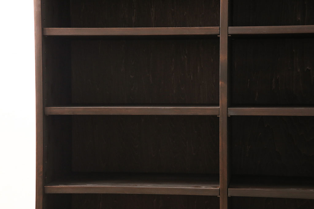【オーダー家具実例】本棚をオーダーメイドで新規製作!艶のある民芸家具風の塗装で仕上げ、高級感のある佇まいに。棚は左右セパレート型でそれぞれ高さ調整ができ、使い勝手抜群の作りです。(棚、ラック)