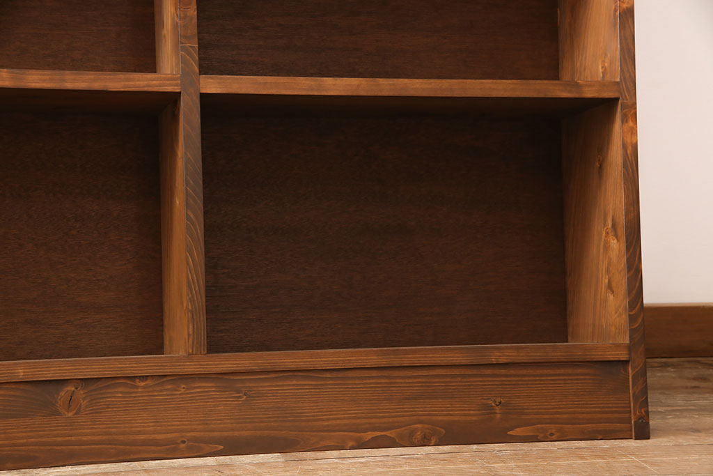 【オーダー家具実例】オーダーメイドでアンティーク風本棚を制作!過去のオーダー商品を参考に、お好みのサイズで制作しました。台形型のレトロなデザインです。(オープンラック、ブックシェルフ)