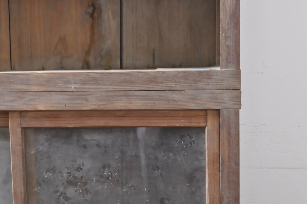 アンティーク家具　古い木味の風合いが趣き深い五段収納棚(戸棚、本箱、ブックケース、飾り棚、キャビネット)(R-063521)