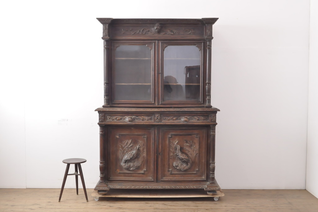 フランスアンティーク 立体的な彫刻が印象的!重厚な雰囲気ただようキャビネット(食器棚、収納棚、戸棚)(R-055917)