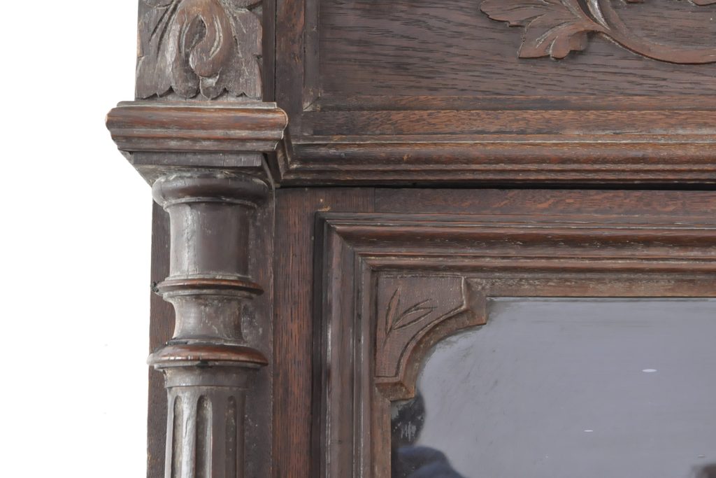 フランスアンティーク 立体的な彫刻が印象的!重厚な雰囲気ただようキャビネット(食器棚、収納棚、戸棚)(R-055917)