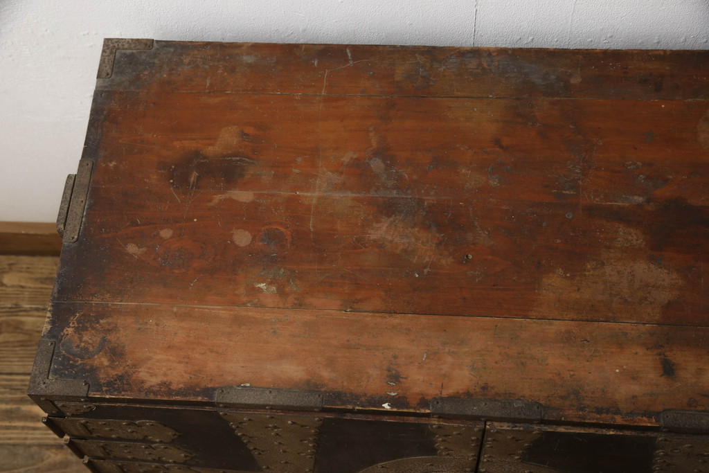 和製アンティーク　杉材　天板リメイク　脚付きリメイク　使いやすく生まれ変わる観音開き時代箪笥サイドボード(サイドチェスト、引き出し、収納箪笥、観音箪笥、収納棚)(R-066477)