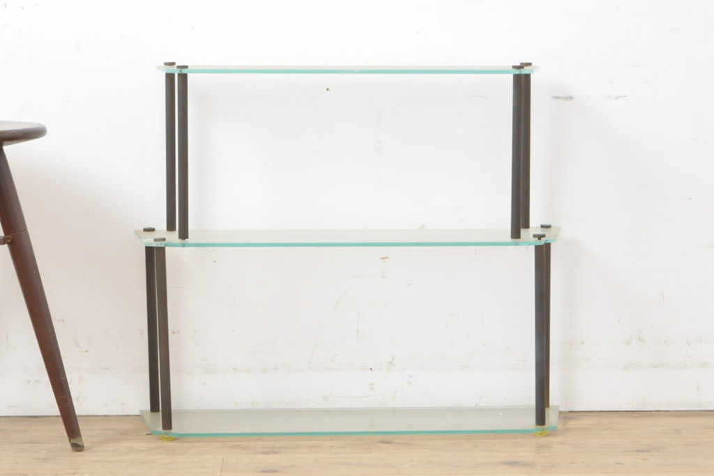 アンティーク家具　立体的なディスプレイが楽しめる真鍮フレーム・ガラス棚板の飾り棚(陳列棚、店舗什器、展示台)(R-055864)