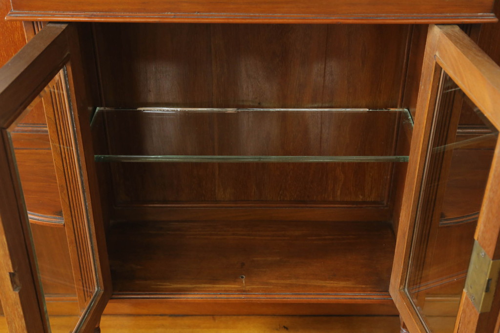 イギリスアンティーク　ウォールナット材　鏡付き　小振りなサイズが取り入れやすい!クラシカルなキャビネット(パーラーキャビネット、飾り棚、戸棚、収納棚、引き出し)(R-063356)