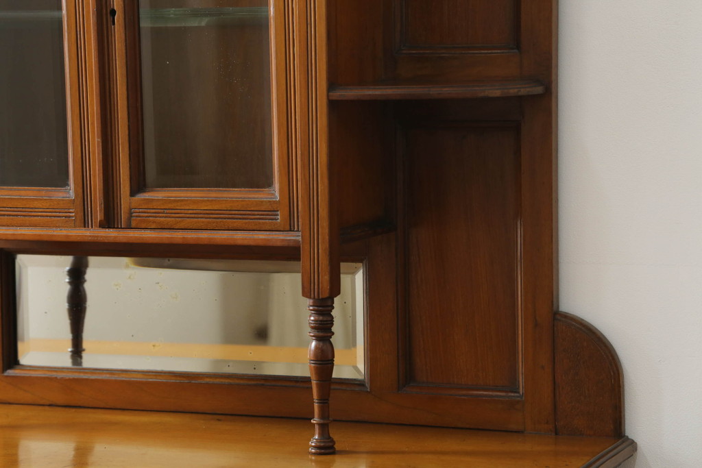 イギリスアンティーク　ウォールナット材　鏡付き　小振りなサイズが取り入れやすい!クラシカルなキャビネット(パーラーキャビネット、飾り棚、戸棚、収納棚、引き出し)(R-063356)