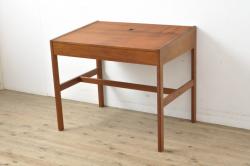 ビンテージ家具　オールドマルニ　maruni(マルニ木工)　棚付き　アンティークスタイルにおすすめな木製のサイドテーブル(コーヒーテーブル)(R-043797)