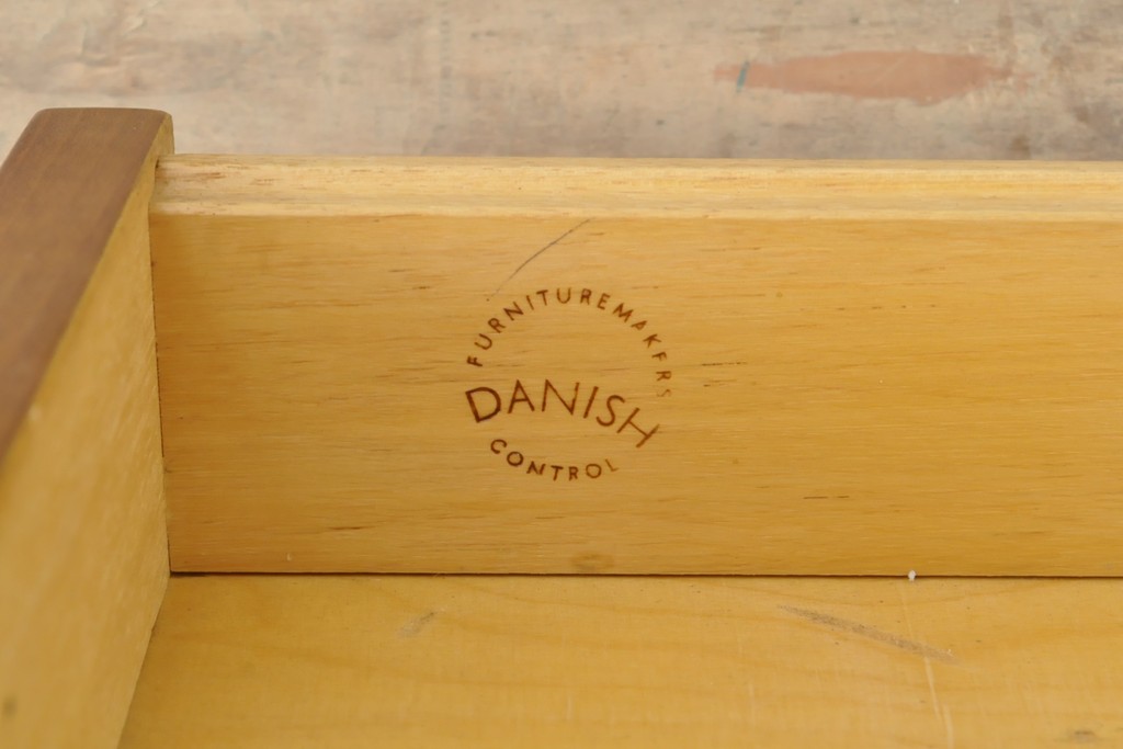 デンマークビンテージ　北欧　チーク材製　格納式ミラーが付いた珍しいデザインのドレッサーデスク(鏡台、机、テーブル、ヴィンテージ)(R-056901)