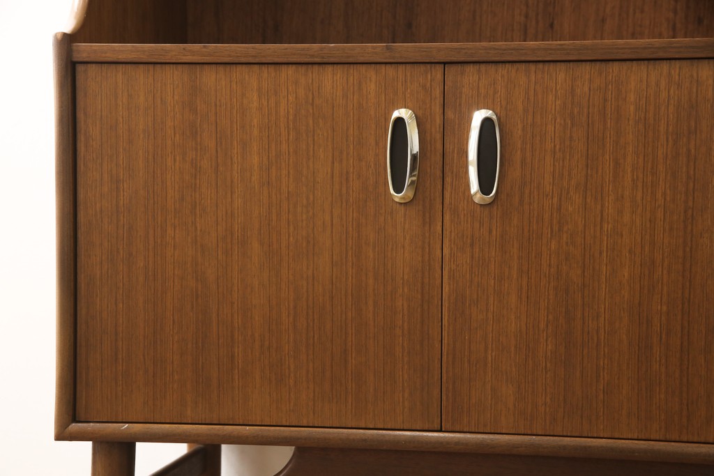 イギリスヴィンテージ　G-PLAN(ジープラン)　スタイリッシュさと温かみを兼ね備えたチーク材製のサイドボード(サイドキャビネット、収納棚、飾り棚、ビンテージ)(R-050151)