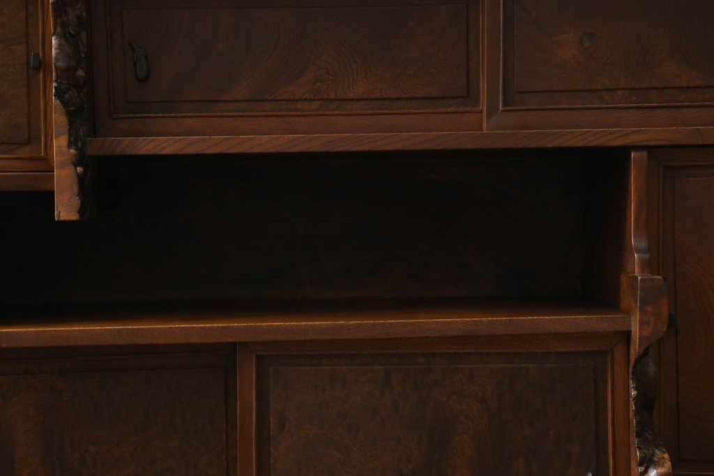 和製アンティーク　上手物!!　三方欅(ケヤキ)材　重厚感ある佇まいが魅力的な漆塗りの高級茶箪笥(収納棚、戸棚、茶棚)(R-074458)
