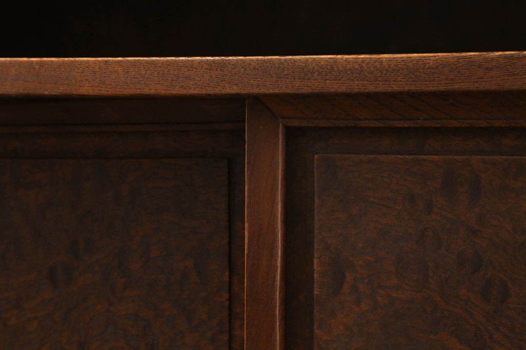 和製アンティーク　上手物!!　三方欅(ケヤキ)材　重厚感ある佇まいが魅力的な漆塗りの高級茶箪笥(収納棚、戸棚、茶棚)(R-074458)