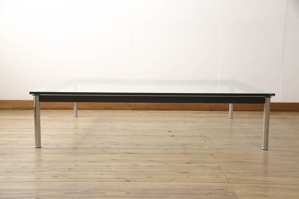 中古　美品　Cassina(カッシーナ)　ル・コルビュジエ(Le Corbusier)　10 TABLE EN TUBE(ターブル アン テューブ)　LC10　スタイリッシュな佇まいが魅力的なガラストップローテーブル(リビングテーブル、センターテーブル、カクテルテーブル)(定価約50万6千円)(R-066537)