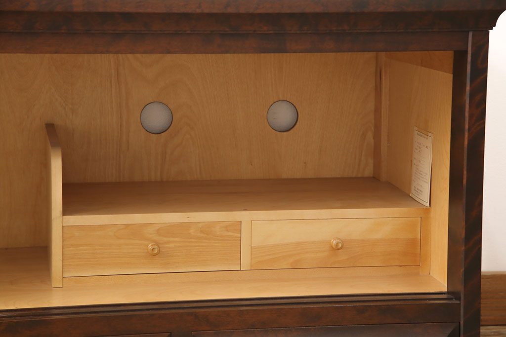 【セミオーダー家具実例】北海道民芸家具のローボードをリメイク!引き戸にモールガラスを入れて、引き手金具を取り付け。背面に配線用の穴を開け、テレビ台として使いやすい作りに。(テレビボード)