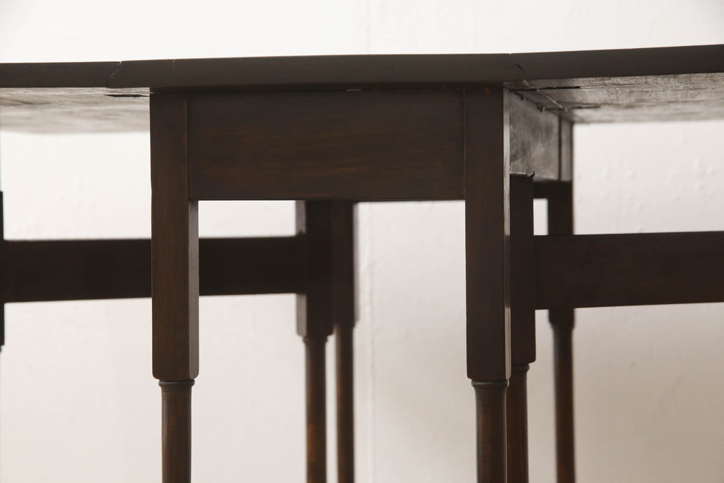イギリスアンティーク　アールデコデザイン　マホガニー材　落ち着いた色合いがクラシカルなお部屋に馴染みやすいバタフライテーブル(ゲートレッグテーブル、エクステンションテーブル、ダイニングテーブル、2人掛け、2P、4人掛け、4P)(R-063238)