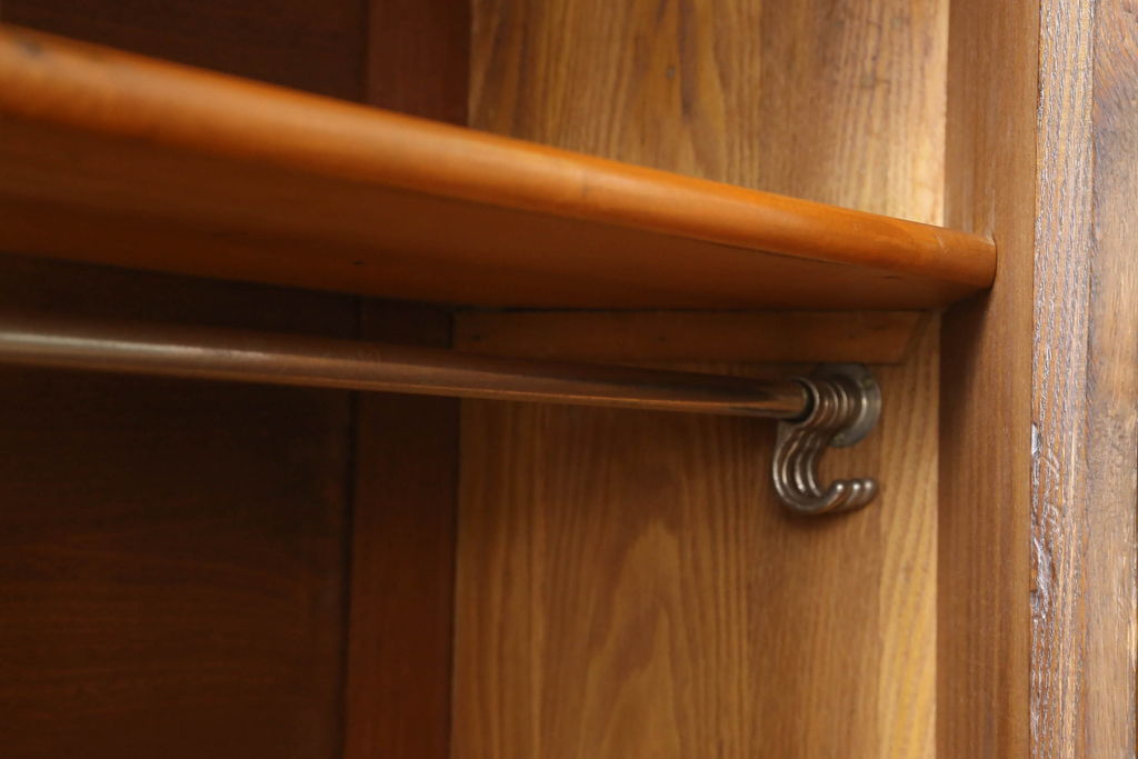 イギリスアンティーク　オーク材　脚の付いたデザインが魅力を高めるヘキサゴンワードローブ(洋服タンス、衣装箪笥)(R-051308)