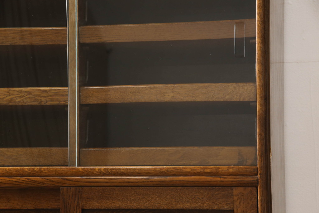イギリスアンティーク　オーク材　レトロな佇まいが魅力の縦型シャツケース(ガラスケース、ショーケース、キャビネット、陳列棚、収納棚、戸棚、英国、店舗什器)(R-066566)