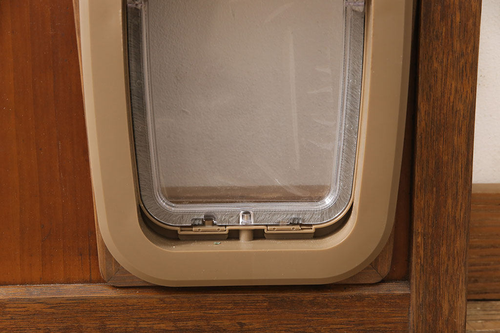 【セミオーダー家具実例】ガラス扉の高さをリサイズし、ガラスを気泡ガラスにリメイク。蝶番や取っ手、ラッチなどのパーツを取り付け、さらに猫用出入り口も追加しました。(ドア、建具)