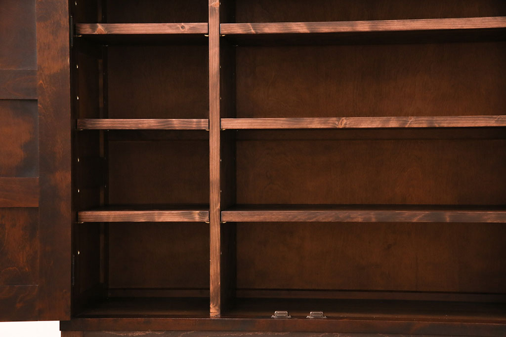 【加工実例】北海道民芸家具のワードローブを収納棚にリメイクしました。内部に棚を取り付け使い勝手良く。木製脚を取り付け、より現代の暮らしにも取り入れやすい仕様に!(キャビネット、戸棚、下駄箱)