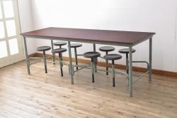 【セミオーダー家具実例】イギリスアンティークのミシンの鉄脚にウォールナット材の天板を取り付け、ミシンテーブルに仕上げました。天板、脚の色味は当店商品を参考に着色。くすんだライトブルーが目を引くひと品に。(カフェテーブル、コーヒーテーブル、コンソールテーブル、サイドテーブル)