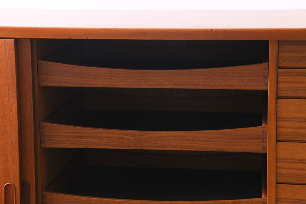 ヴィンテージ家具　北欧ビンテージ　デンマーク　作業台付き　収納力抜群でシンプルな幅広サイドボード(リビングボード、戸棚)