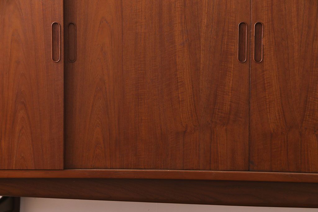 ヴィンテージ家具　北欧ビンテージ　デンマーク　作業台付き　収納力抜群でシンプルな幅広サイドボード(リビングボード、戸棚)