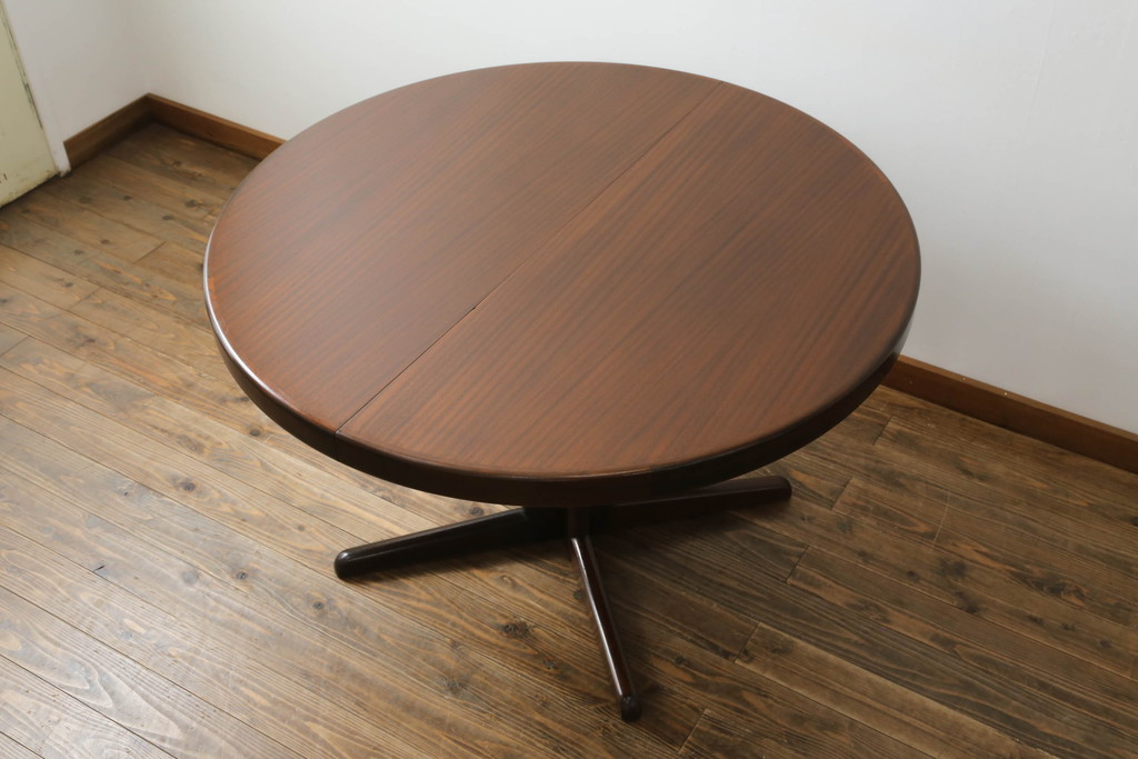 北欧ビンテージ　チーク材　ナチュラルな雰囲気のお部屋に取り入れやすいシンプルな丸テーブル(ラウンドテーブル、ダイニングテーブル、2人掛け、カフェテーブル、コーヒーテーブル、ヴィンテージ)(R-060128)