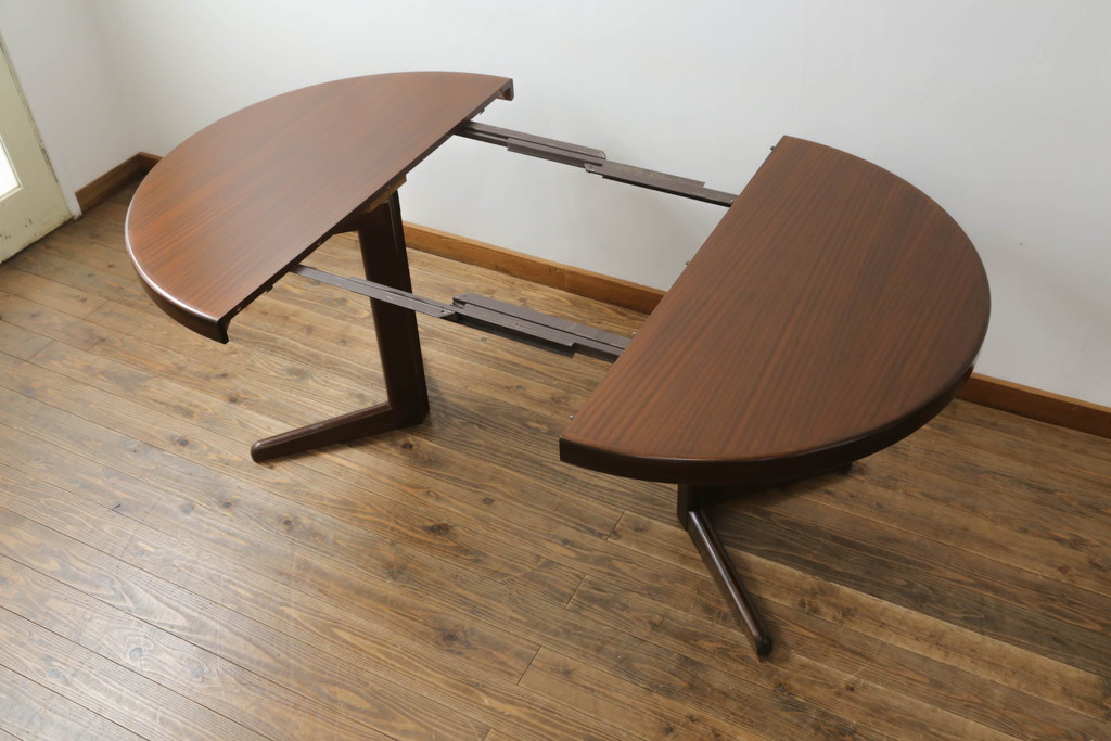 北欧ビンテージ　チーク材　ナチュラルな雰囲気のお部屋に取り入れやすいシンプルな丸テーブル(ラウンドテーブル、ダイニングテーブル、2人掛け、カフェテーブル、コーヒーテーブル、ヴィンテージ)(R-060128)