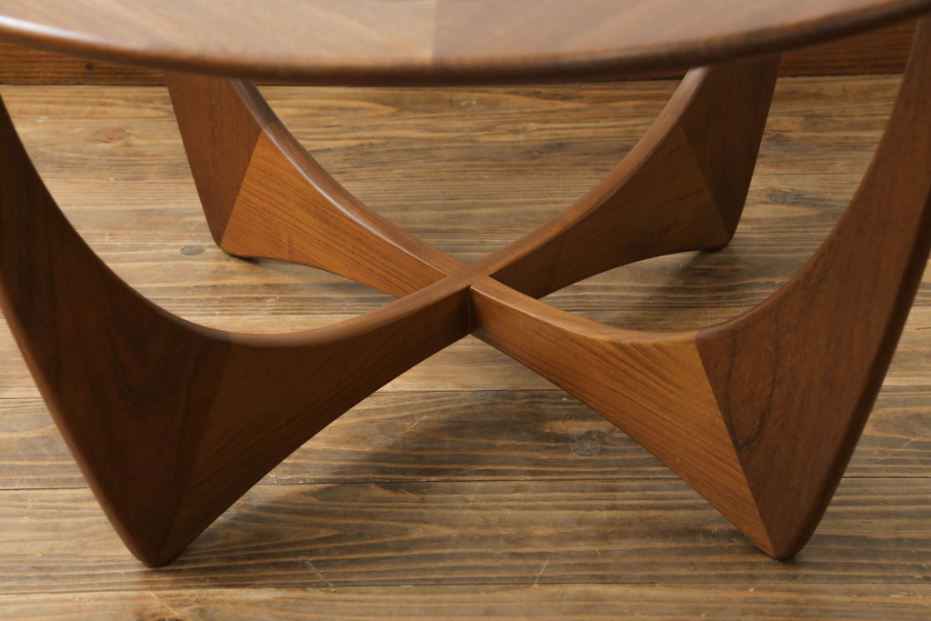 イギリスヴィンテージ　G-PLAN(ジープラン)　北欧家具　脚のデザインがおしゃれ!空間のアクセントになるガラストップラウンドテーブル(センターテーブル、コーヒーテーブル、サイドテーブル、ローテーブル、ビンテージ、英国)(R-065814)