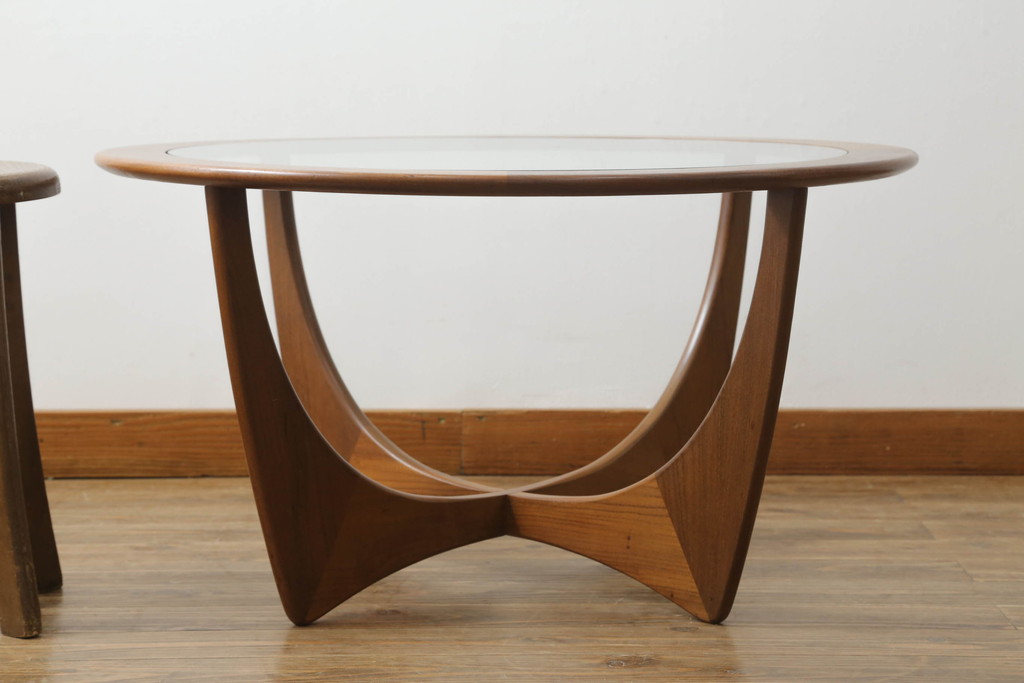 イギリスヴィンテージ　G-PLAN(ジープラン)　北欧家具　脚のデザインがおしゃれ!空間のアクセントになるガラストップラウンドテーブル(センターテーブル、コーヒーテーブル、サイドテーブル、ローテーブル、ビンテージ、英国)(R-065814)