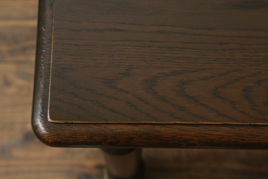 ヨーロッパビンテージ　オーク材　凝った脚のデザインが目を惹く引き出し付きローテーブル(センターテーブル、リビングテーブル、ヴィンテージ)(R-071878)