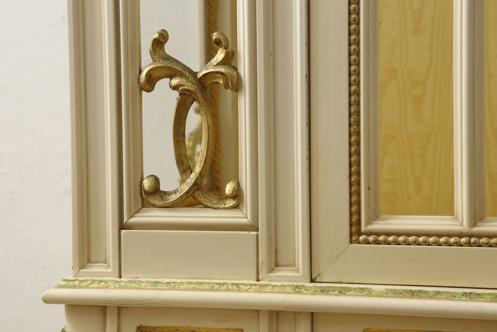 中古　イタリア高級輸入家具　ゴールドの装飾がエレガントな雰囲気を高めるキャビネット(ガラスケース、キュリオケース、飾り棚、陳列棚、戸棚、店舗什器)(R-055921)