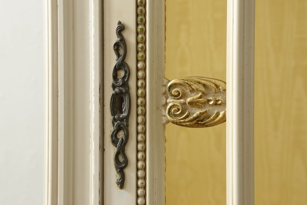 中古　イタリア高級輸入家具　ゴールドの装飾がエレガントな雰囲気を高めるキャビネット(ガラスケース、キュリオケース、飾り棚、陳列棚、戸棚、店舗什器)(R-055921)