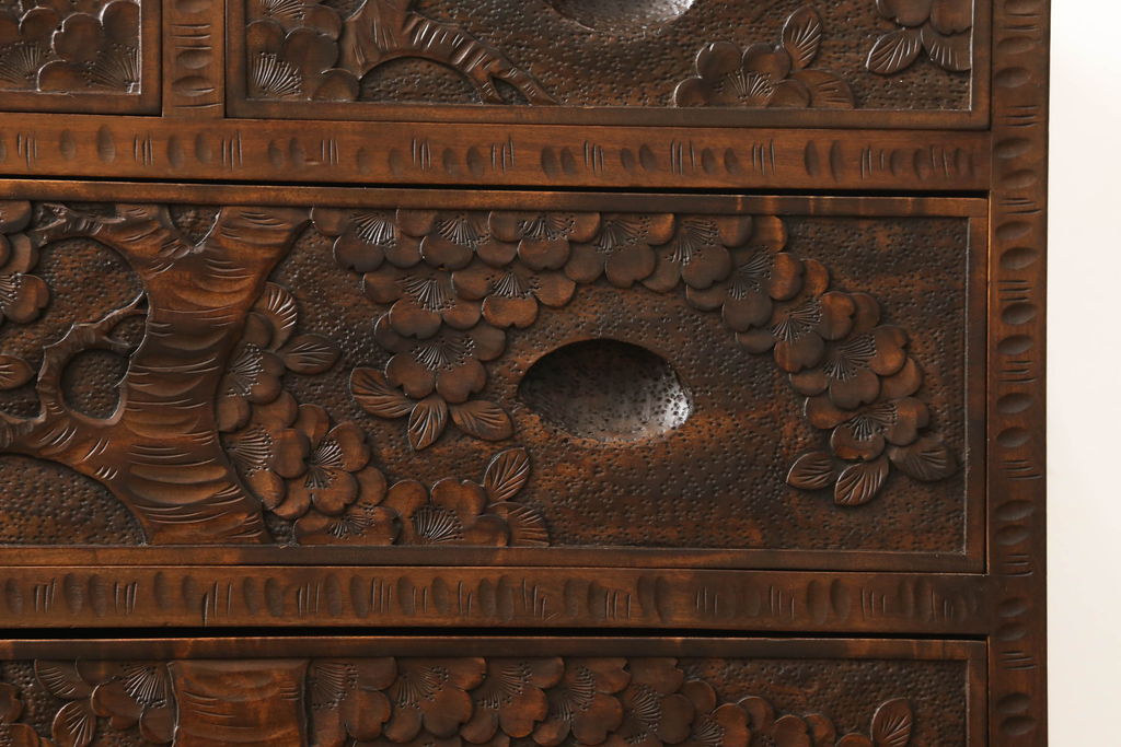中古　美品　軽井沢彫り　力強さの中にも繊細な技術が垣間見えるサイドチェスト(和たんす、引き出し、衣装箪笥、整理箪笥)(R-057406)