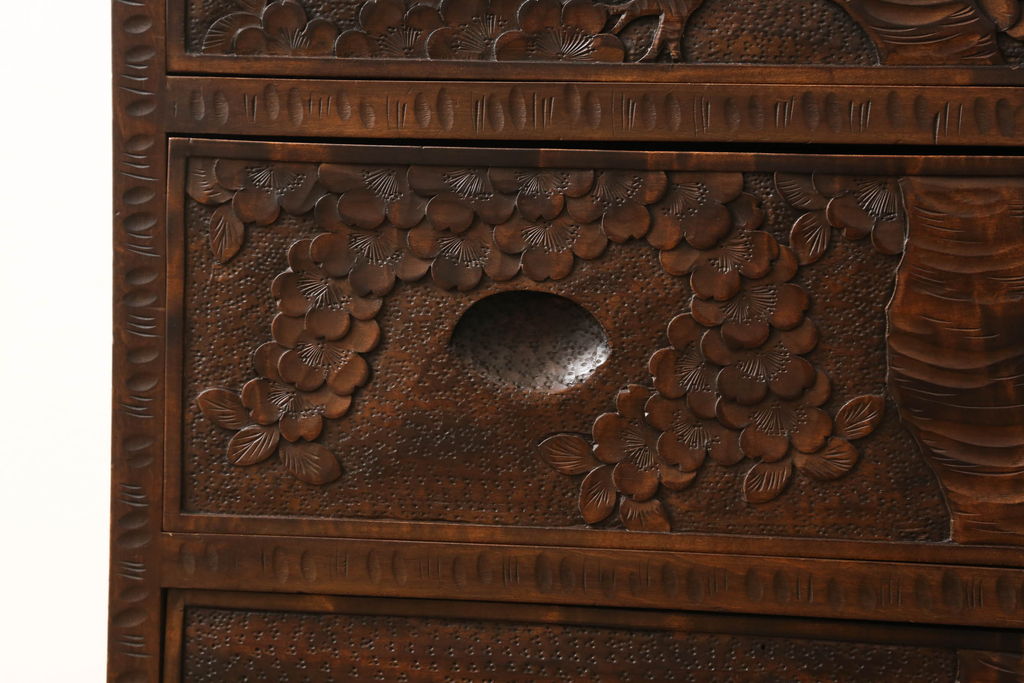 中古　美品　軽井沢彫り　力強さの中にも繊細な技術が垣間見えるサイドチェスト(和たんす、引き出し、衣装箪笥、整理箪笥)(R-057406)
