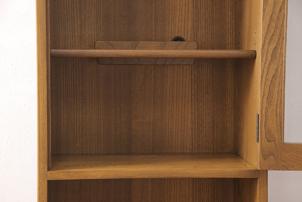 イギリスヴィンテージ　ERCOL(アーコール)　希少モデル!　ニレ材製のおしゃれな細型キャビネット(収納棚、飾り棚、食器棚、ビンテージ)(R-050200)