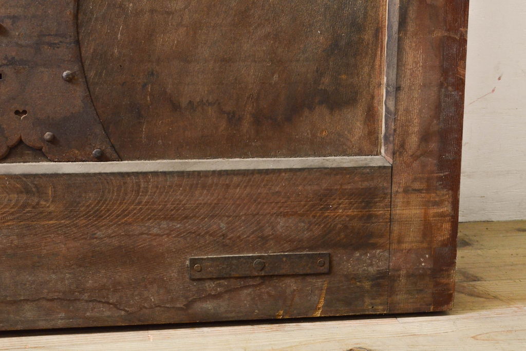 アンティーク建具　明治期　特大金具　松本地方最上手　総欅(ケヤキ)材一枚板　堅牢な佇まいが魅力的な蔵戸1枚(引き戸、玄関戸、建具)(R-060411)