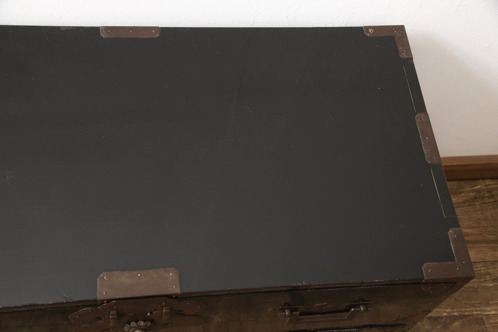 和製アンティーク　黒漆　重厚感ある佇まいが目を引く庄内箪笥ローボード(テレビ台、ローチェスト、引き出し、和たんす)(R-055851)