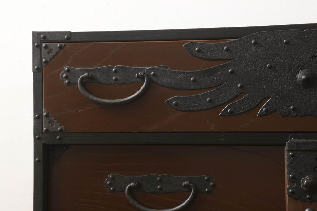 和製アンティーク　ケヤキ材の杢目と黒々とした金具が渋く格好良いリメイク時代箪笥(衣装箪笥、引き出し、収納箪笥)(R-047553)