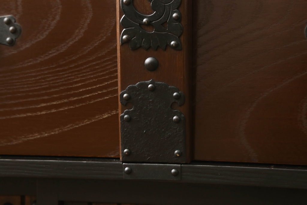 和製アンティーク　ケヤキ材の杢目と黒々とした金具が渋く格好良いリメイク時代箪笥(衣装箪笥、引き出し、収納箪笥)(R-047553)