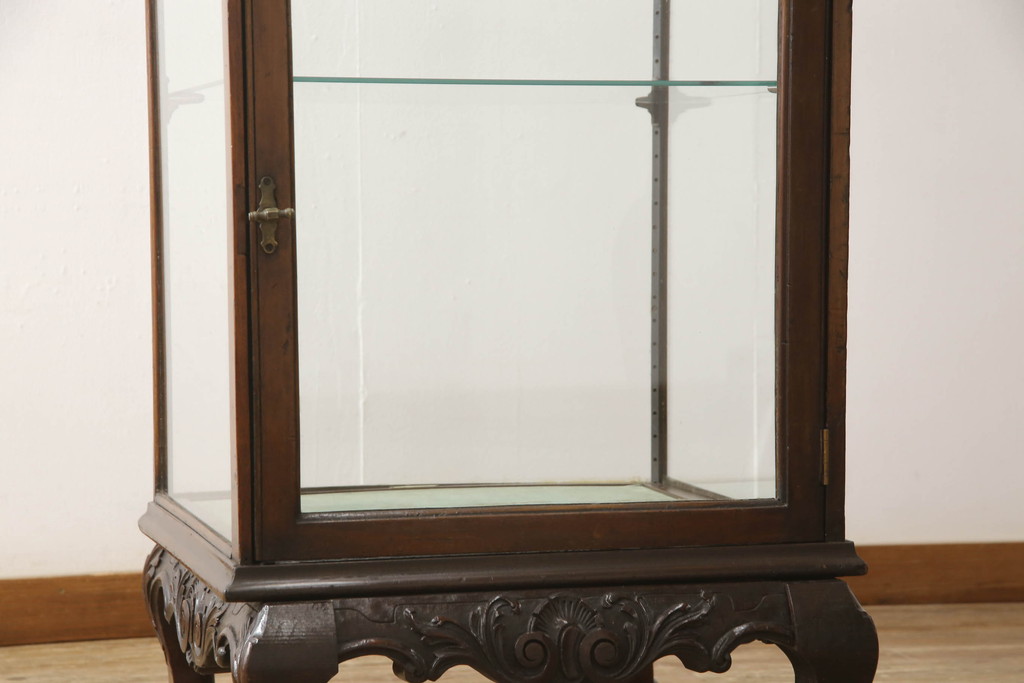 イギリスアンティーク　最高級マホガニー材　エレガントな彫刻入りの縦型ガラスケース(ショーケース、飾り棚、収納棚、戸棚、店舗什器)(R-062936)