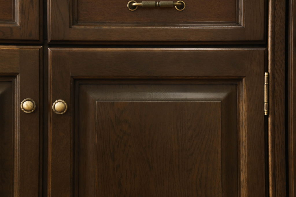 中古　美品　カリモク家具　クラシカルな佇まいが魅力的なキャビネット(キュリオケース、飾り棚、食器棚、収納棚)(R-058691)