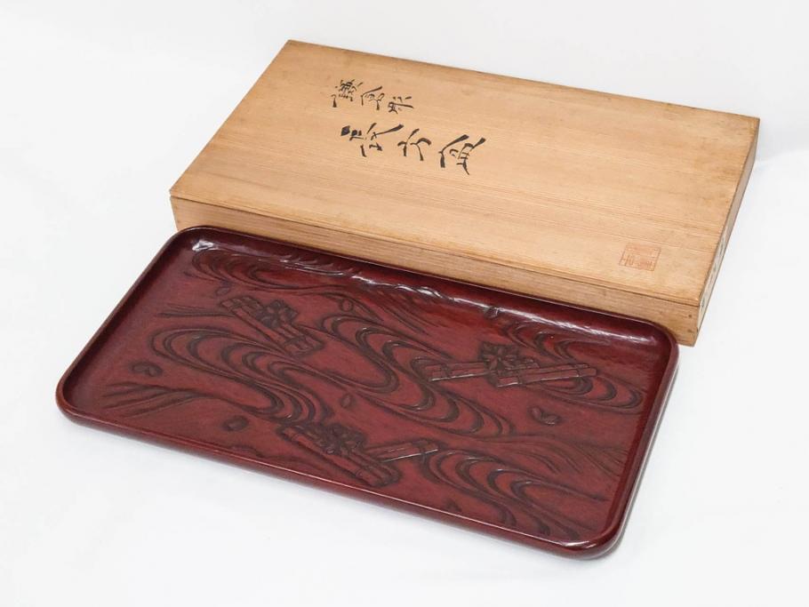 博古堂 鎌倉彫 桜花筏流水文 美麗な彫刻が目を引く長方盆(トレイ 博古堂 鎌倉彫 桜花筏流水文 美麗な彫刻が目を引く長方盆(トレイ