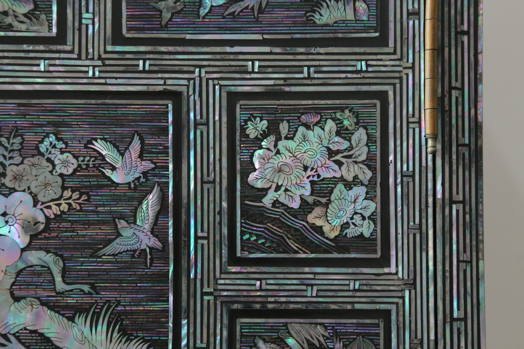 中古　韓国民芸家具　隅々まで施された螺鈿細工が華やかな収納棚(定価約85万円)(戸棚、キャビネット)(R-054422)