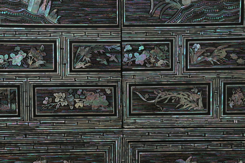 中古　韓国民芸家具　隅々まで施された螺鈿細工が華やかな収納棚(定価約85万円)(戸棚、キャビネット)(R-054422)