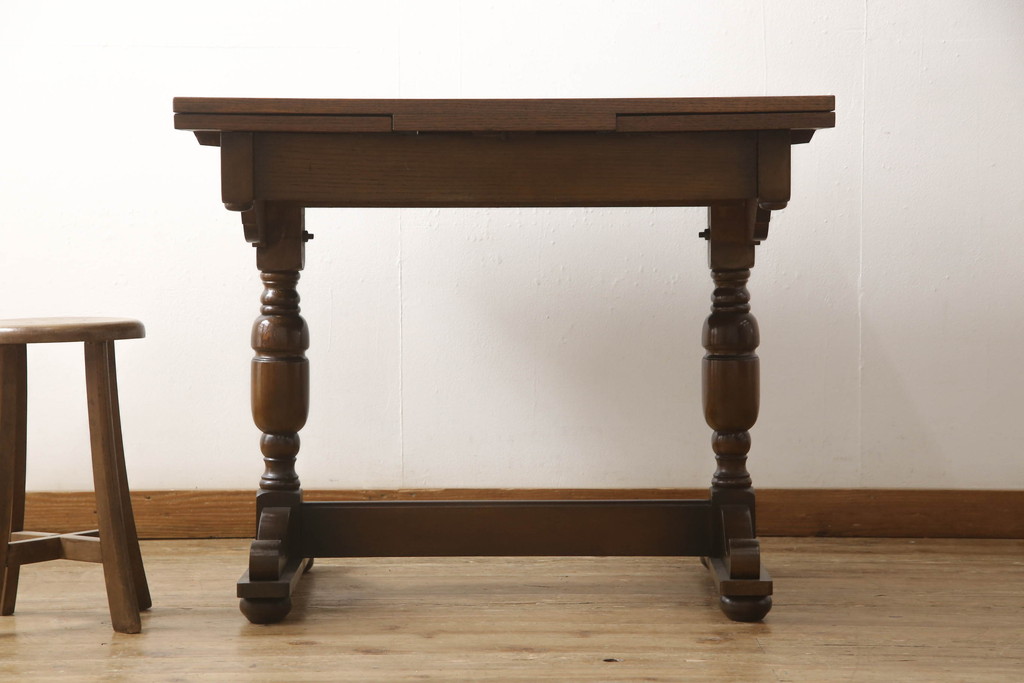 イギリスアンティーク　オーク材　クラシカルな佇まいが魅力のドローリーフテーブル(ダイニングテーブル、2人掛け、4人掛け、食卓、エクステンションテーブル、英国)(R-066040)