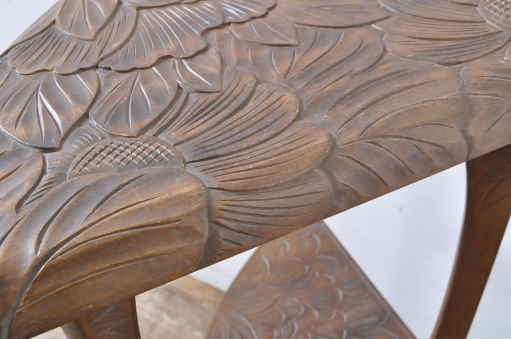 中古　伝統工芸　日光彫り　大胆にあしらわれた牡丹の意匠が目を引くコーナーラック(飾り台、花台)(R-066080)