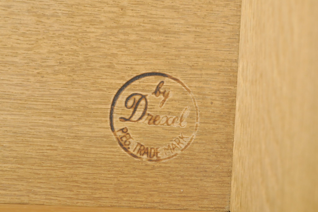 中古　美品　DREXEL HERITAGE(ドレクセルヘリテイジ)　エスペラント　クラシカルな佇まいが魅力のキャビネット(定価約120万円)(カップボード、食器棚、飾り棚、戸棚)(R-057261)