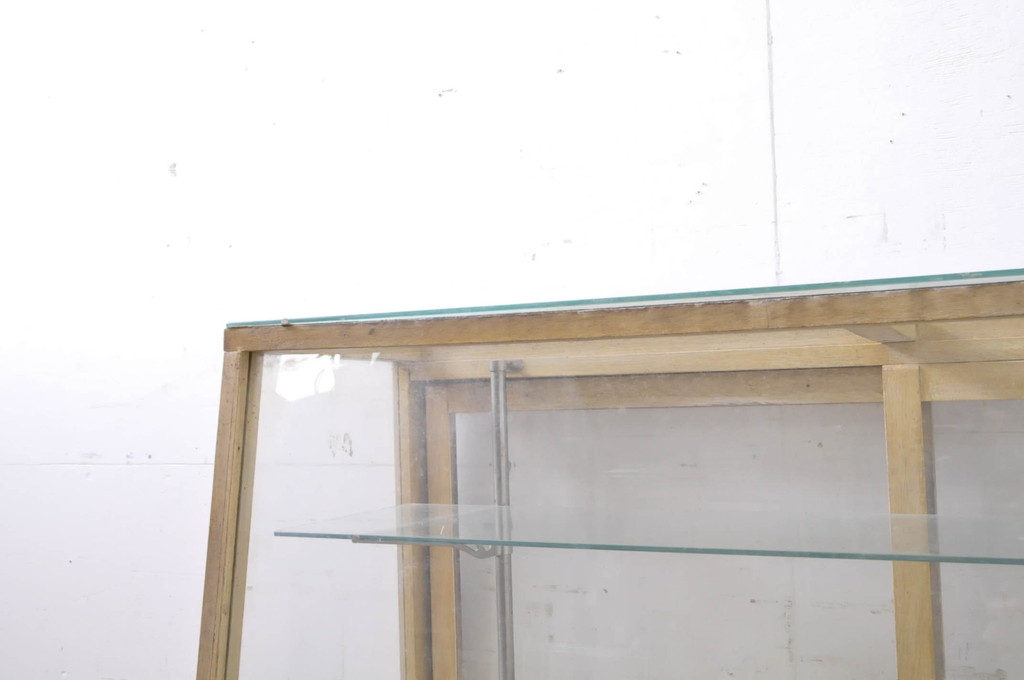 和製アンティーク　ナラ材　お洒落なディスプレイが叶う台形型ガラスケース(ショーケース、飾り棚、陳列棚、店舗什器、キャビネット)(R-066068)